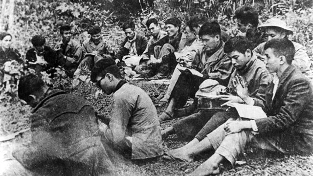 Một cuộc họp của văn nghệ sĩ ở Việt Bắc trong kháng chiến chống thực dân Pháp. Ảnh tư liệu