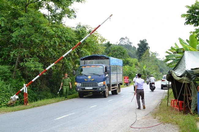 Lập chốt trên các tuyến giao thông để kiểm soát việc vận chuyển lợn. (Ảnh: QUỐC HỒNG)