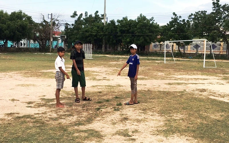 Sân vận động Văn Lâm, xã Phước Nam huyện Thuận Nam, tỉnh Ninh Thuận. Nơi hai em Duyệt và Quốc đang chơi đá bóng với nhóm bạn, bất ngờ bị sét đánh trúng gây thương vong vào chiều ngày 24-5 