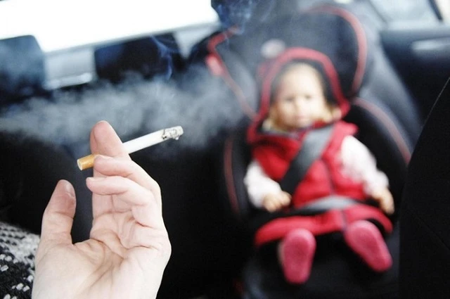 Trẻ em mắc nhiều bệnh về hô hấp khi hít phải khói thuốc lá. (Ảnh minh họa)