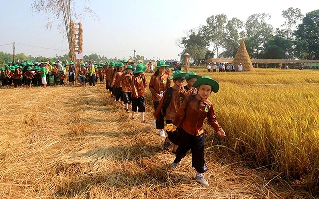 Học sinh tham gia trải nghiệm "một ngày làm nông dân" trên cánh đồng xã Ðức Tân, huyện Mộ Ðức (Quảng Ngãi). Ảnh: Ðông Anh