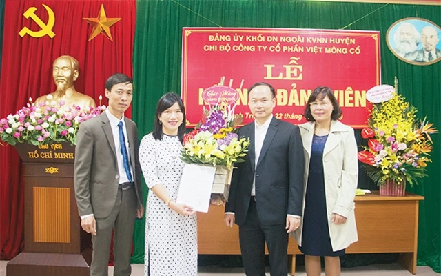 Ðại diện Thành ủy Hà Nội chúc mừng đảng viên mới Nguyễn Thị Thanh Hòa, Tổng Giám đốc Công ty cổ phần Việt Mông Cổ, tại lễ kết nạp.