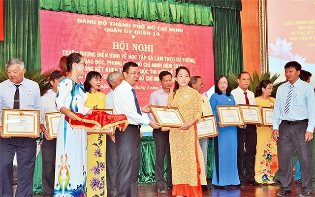 Ðại diện lãnh đạo Quận ủy quận 10 tuyên dương các điển hình về Học tập và làm theo tư tưởng, đạo đức, phong cách Hồ Chí Minh năm 2018 - 2019.
