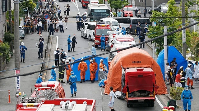 Cảnh sát Nhật Bản điều tra hiện trường vụ tiến công. Ảnh: TIME MAGAZINE