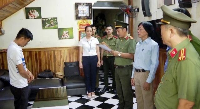 Cơ quan công an đọc lệnh khởi tố vụ án, khởi tố bị can, bắt tạm giam Nguyễn Văn Xuân Hoàng.