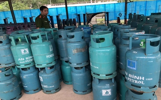 Lực lượng chức năng kiểm tra, kiểm đếm bình gas tại Công ty CP Gas Khánh Linh. 
