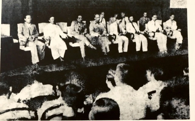 Cụ Nguyễn Văn Tố (áo dài trắng, thứ hai từ trái sang) dự lễ khai mạc lớp huấn luyện cán bộ bình dân học vụ tại Hà Nội, ngày 8-10-1945 (nguồn Văn phòng Quốc hội).