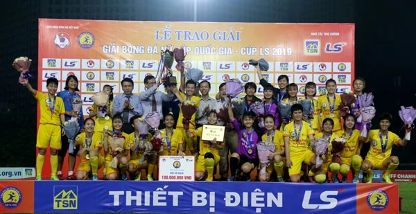 Các cô gái Phong Phú Hà Nam hân hoan với chiếc cúp vô địch.