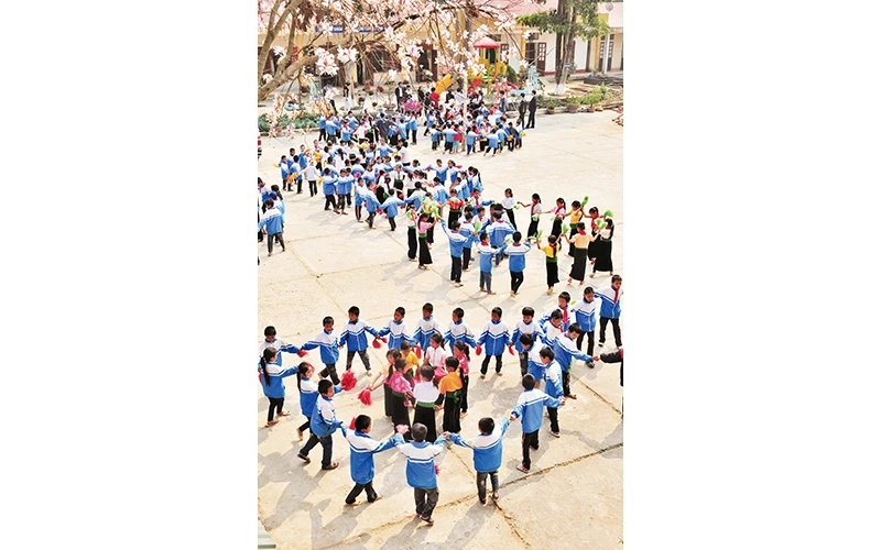 Giờ hoạt động ngoài trời của học sinh Trường tiểu học Võ Nguyên Giáp, xã Mường Phăng, huyện Ðiện Biên.