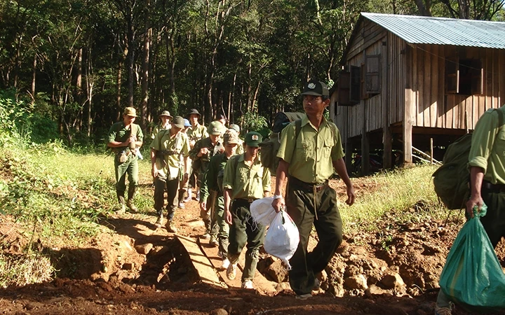 Cán bộ kiểm lâm Vườn quốc gia Bù Gia Mập trên đường tuần tra bảo vệ rừng.