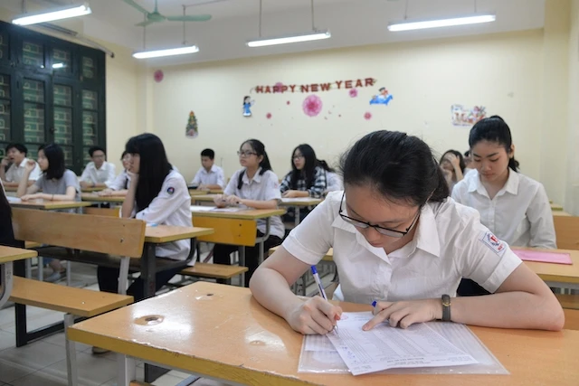 Hơn 160 nghìn thí sinh Hà Nội và TP Hồ Chí Minh bắt đầu thi vào lớp 10 công lập