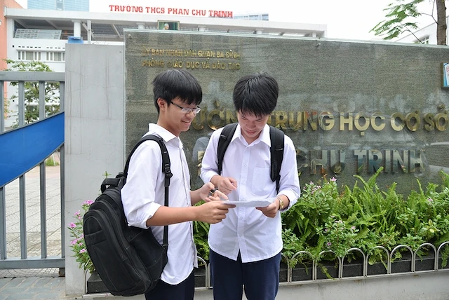 Thí sinh tại điểm thi Trường THCS Phan Chu Trinh (Hà Nội) trong buổi thi Ngữ văn sáng 2-6