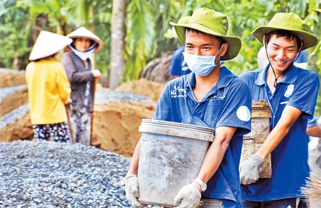 Chiến sĩ tình nguyện hè tham gia xây dựng công trình dân sinh ở huyện Nhà Bè. Ảnh Thành đoàn TP Hồ Chí Minh