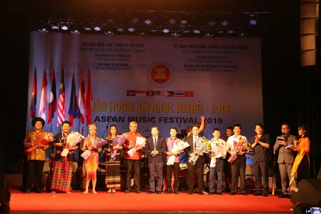 NSND Nguyễn Quang Vinh và ông Lê Văn Quý tặng hoa và kỷ niệm chương cho các đơn vị tham gia Liên hoan.