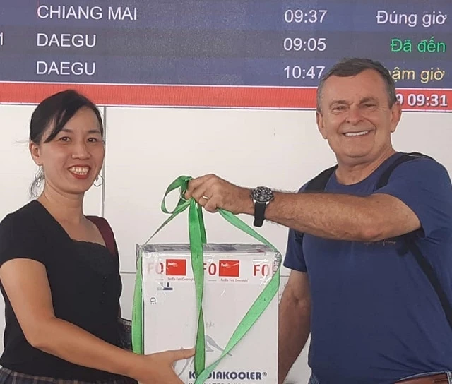 Bác sĩ Kondrot trao thùng giác mạc cho cán bộ Trung tâm Điều phối ghép tạng Quốc gia tại sân bay Đà Nẵng.