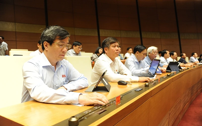 Đoàn đại biểu Quốc hội TP Hải Phòng tiến hành biểu quyết về một số nội dung của dự thảo Luật Đầu tư công (sửa đổi).
