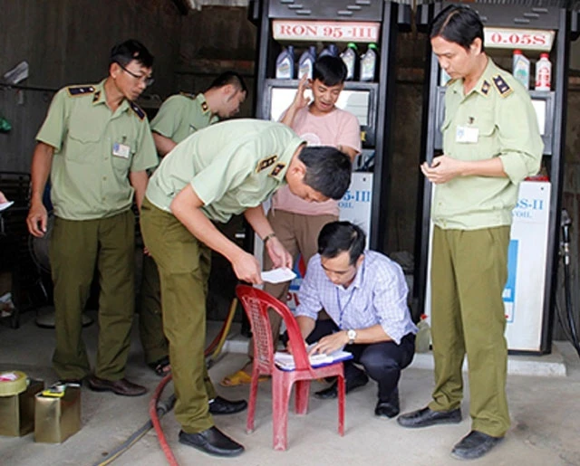 Đoàn kiểm tra liên ngành tỉnh Đác Lắc lấy mẫu xăng Ron 95-III tại Doanh nghiệp tư nhân thương mại Thân Sinh để gửi đi kiểm nghiệm chất lượng.