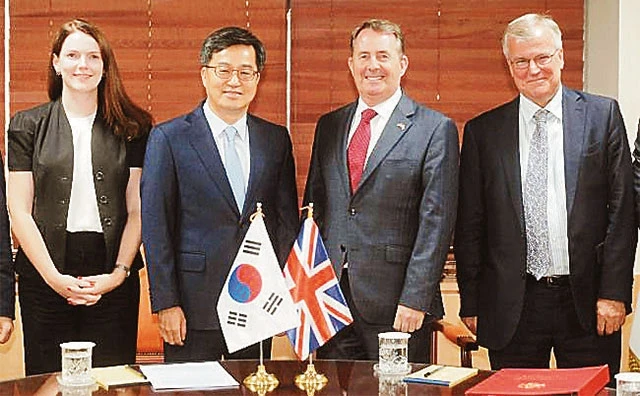 Các quan chức Anh và Hàn Quốc gặp gỡ bàn về quan hệ thương mại hai nước tại Seoul. Ảnh: YONHAP