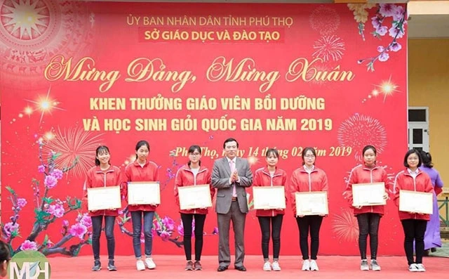 Ngành giáo dục Phú Thọ trao thưởng học sinh đạt thành tích trong các cuộc thi học sinh giỏi.