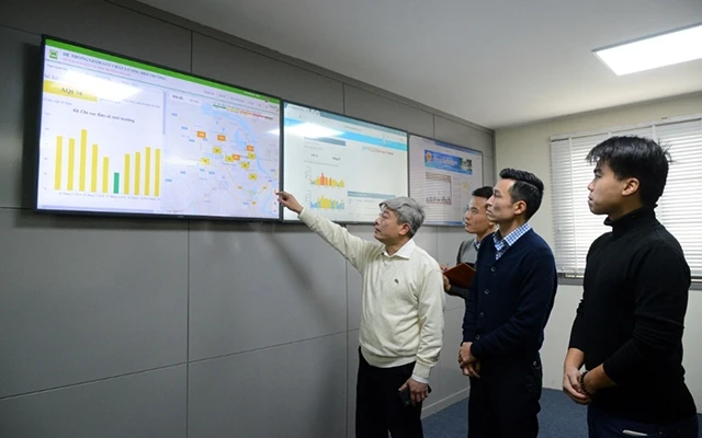 Cán bộ, nhân viên Chi cục Bảo vệ môi trường Hà Nội theo dõi hệ thống quan trắc chất lượng không khí. Ảnh: HOÀNG MINH
