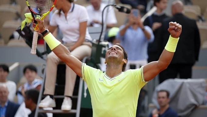 Rafael Nadal ăn mừng sau chiến thắng trước Kei Nishikori ở tứ kết Roland Garros. (Reuters)