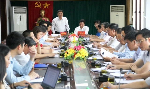 Phó Chủ tịch UBND tỉnh Điện Biên, Lê Văn Quý báo cáo công tác chuẩn bị kỳ thi THPT quốc gia với đoàn công tác.