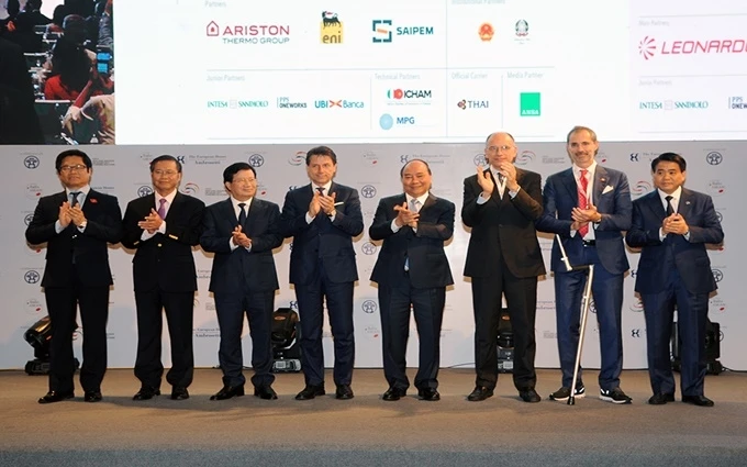 Thủ tướng Chính phủ Nguyễn Xuân phúc và Thủ tướng Italy Giuseppe Conte (thứ tư, từ bên trái sang) cùng các đại diện của Việt Nam, Italy và ASEAN tại phiên khai mạc Đối thoại cấp cao về quan hệ kinh tế