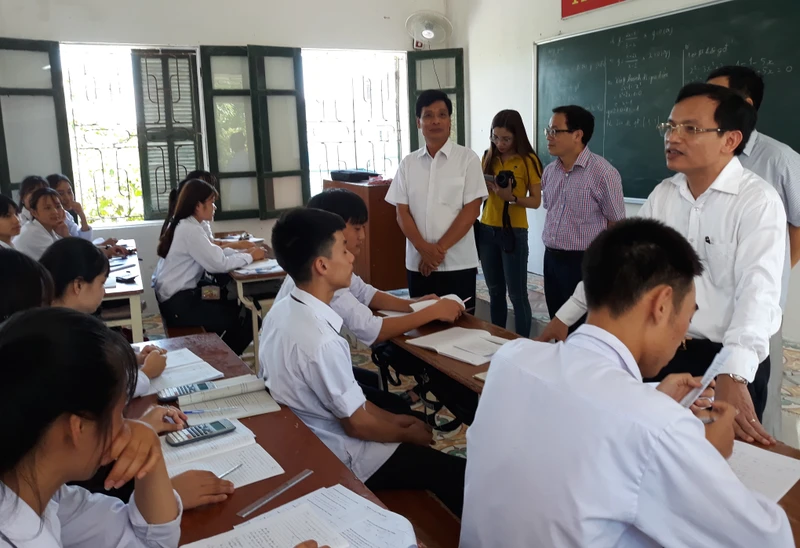 Thường trực Ban chỉ đạo thi THPT quốc gia 2019 Mai Văn Trinh gặpgỡ, động viên các học sinh đang ôn thi tại Trường THPT Đông Tiền Hải, Thái Bình