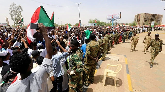 Quân đội Sudan lập hàng rào kiểm soát người biểu tình ở Thủ đô Khartoum. Ảnh: REUTERS