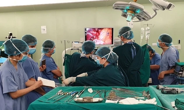 Chuyên gia và các bác sĩ của Khoa Chấn thương chỉnh hình đang thực hiện ca phẫu thuật cắt thùy phổi nội soi một đường rạch.