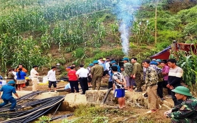 Do miệng hang nhỏ, độ dốc lớn, thời tết xấu nên công việc cứu hộ nạn nhân bị kẹt trong hang đá ở Si Ma Cai (Lào Cai) gặp rất nhiều khó khăn.