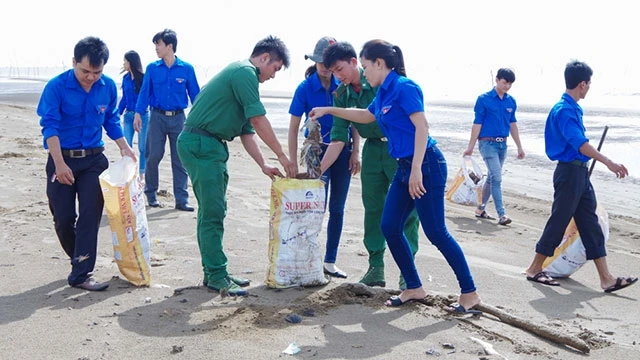 Các bạn trẻ chung tay nhặt rác tại bờ biển. Nguồn: vtc.vn