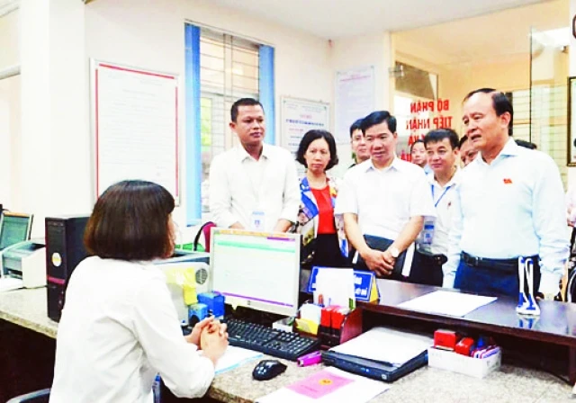 Đoàn giám sát của Thường trực HĐND thành phố Hà Nội khảo sát hoạt động của bộ phận một cửa UBND phường Lê Lợi, thị xã Sơn Tây.