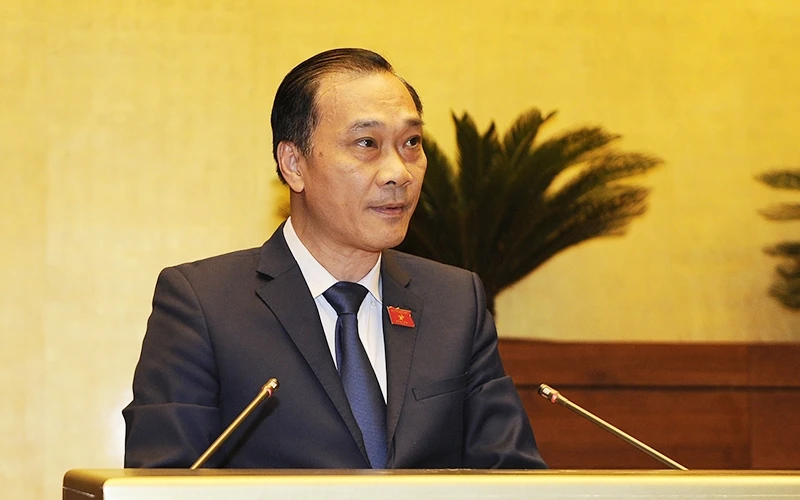 Chủ nhiệm Ủy ban Kinh tế của Quốc hội Vũ Hồng Thanh trình bày báo cáo thẩm tra dự án Luật Chứng khoán (sửa đổi).