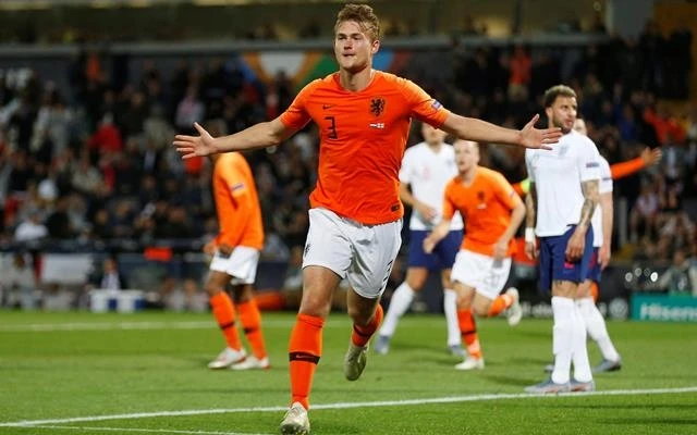 Matthijs de Ligt ăn mừng pha lập công chuộc tội, gỡ hòa 1-1 cho Hà Lan. (Ảnh: Reuters)