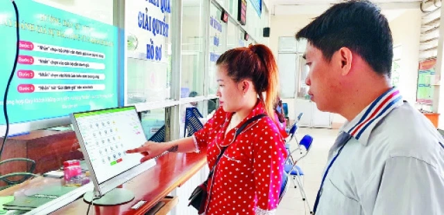 Người dân đánh giá về công tác giải quyết thủ tục tại UBND phường Đông Hưng Thuận, quận 12.