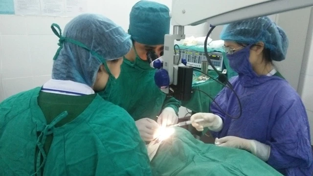 Phẫu thuật mắt bằng phương pháp phaco tại Bệnh viện Mắt Thái Nguyên. 