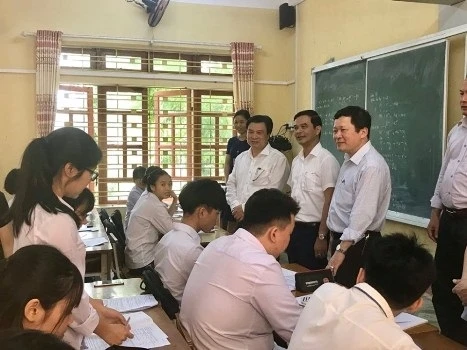 Thứ trưởng Bộ GD-ĐT kiểm tra tại trường THPT Văn Yên (Yên Bái).