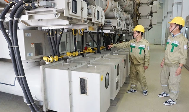 Công nhân Công ty Truyền tải điện 4 kiểm tra thông số vận hành thiết bị của Trạm biến áp 220kV Tao Đàn (TP Hồ Chí Minh).