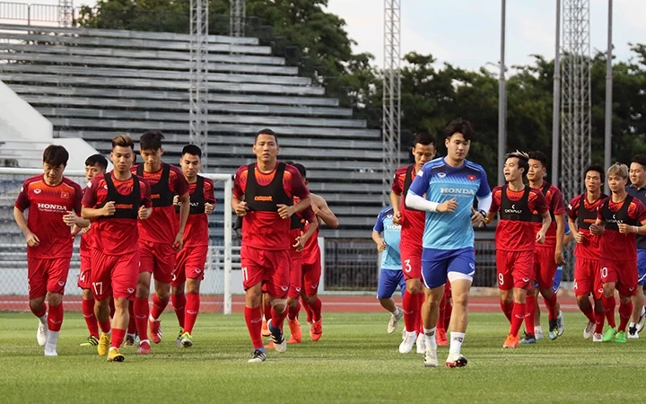 Đội tuyển Việt Nam tập luyện trong bầu không khí thoải mái và hứng khởi tại SVĐ Buriram, Thái-lan.