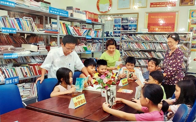 Bạn đọc tại thư viện thôn Phú Mẫn, thị trấn Chờ, huyện Yên Phong, tỉnh Bắc Ninh.