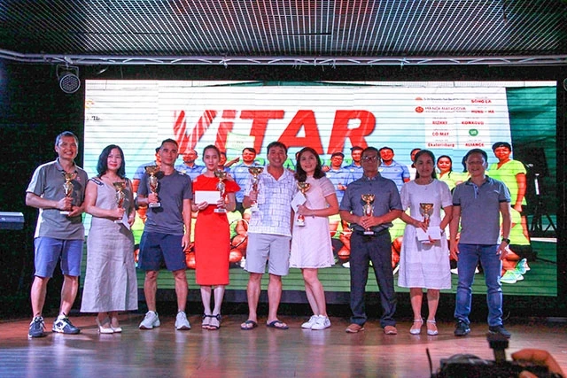 Các vận động viên đoạt giải nhận phần thưởng của Ban Tổ chức.