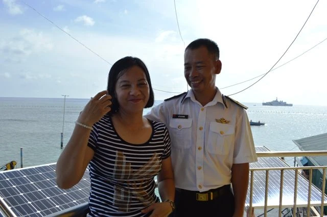 Chị Nguyễn Thị Bích Hương gặp chồng, Thiếu tá chuyên nghiệp Đỗ Văn Minh trên đảo Đá Đông A.