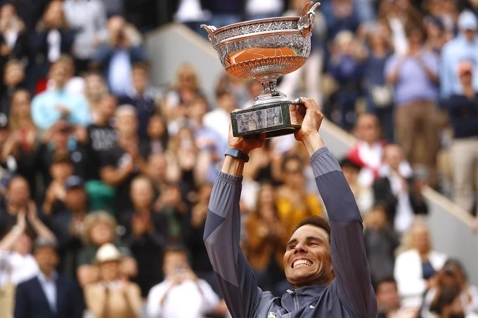 Rafael Nadal nâng cao chiếc cúp vô địch Roland Garros thứ 12 trong sự nghiệp. (Reuters)