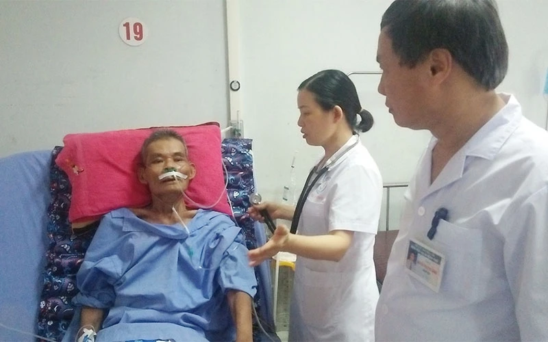 Ông Bế Văn Thịnh được các bác sĩ Bệnh viện Lao và Bệnh phổi Thái Nguyên tận tình cứu sống