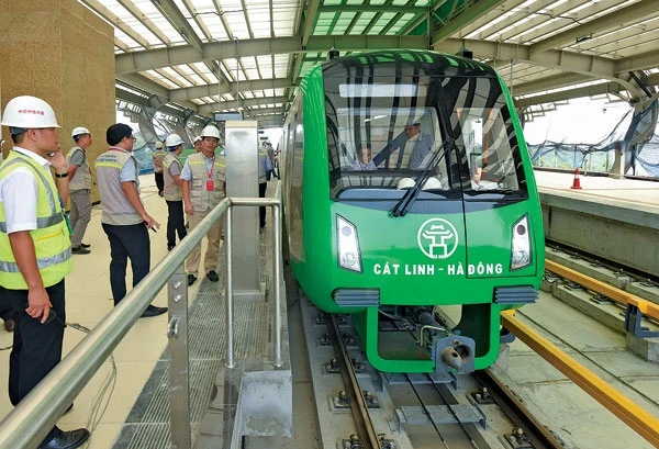 DA đường sắt đô thị Cát Linh - Hà Ðông có tổng mức đầu tư ban đầu 8.770 tỷ đồng nhưng được Bộ Giao thông vận tải (GTVT) điều chỉnh lên hơn 18 nghìn tỷ đồng.