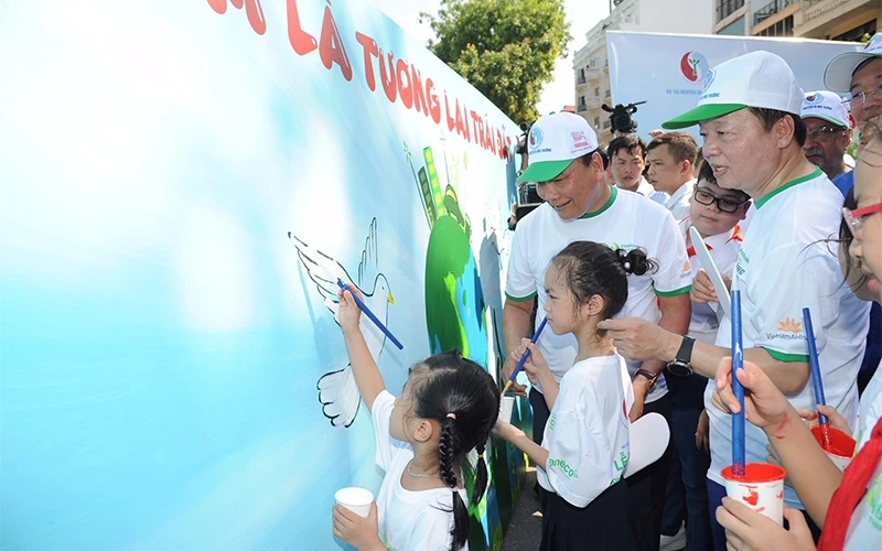 Thủ tướng Nguyễn Xuân Phúc cùng các cháu thiếu nhi tham gia vẽ tranh tại sự kiện Thiếu nhi Thủ đô vẽ tranh tập thể "Em là tương lai trái đất".