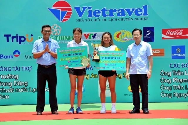 Tay vợt Việt kiều Chanelle Van Nguyễn rạng rỡ với chức vô địch nội dung đơn nữ.
