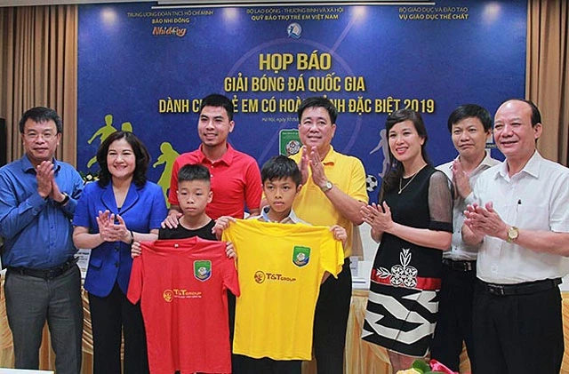 Đức Huy (áo đỏ) và các thành viên Ban Tổ chức chụp ảnh lưu niệm tặng đại diện các em nhỏ tham gia Giải đấu tại buổi họp báo.
