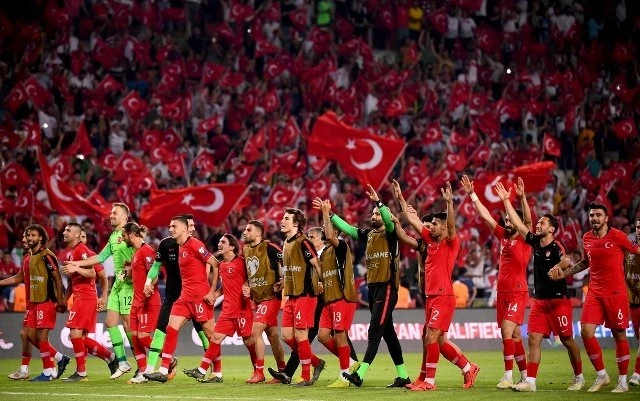 Các cầu thủ Thổ Nhĩ Kỳ ăn mừng chiến thắng lịch sử đầu tiên trước nhà đương kim vô địch thế giới. (Ảnh: UEFA)